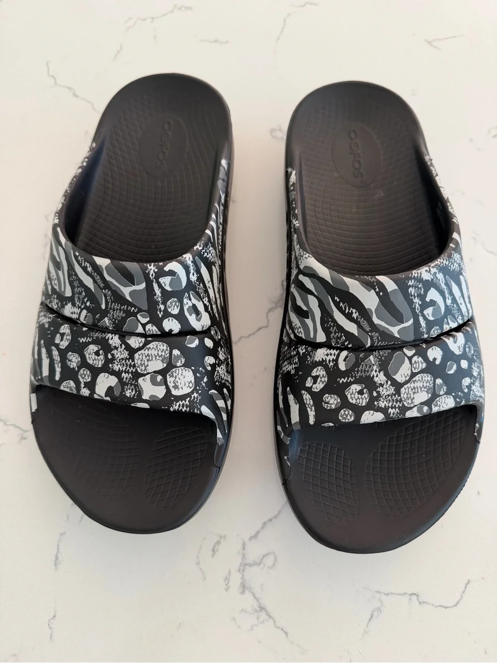 OOFOS OOahh Luxe Recovery Slides Animal Print Black Gray M8 W10 EU41